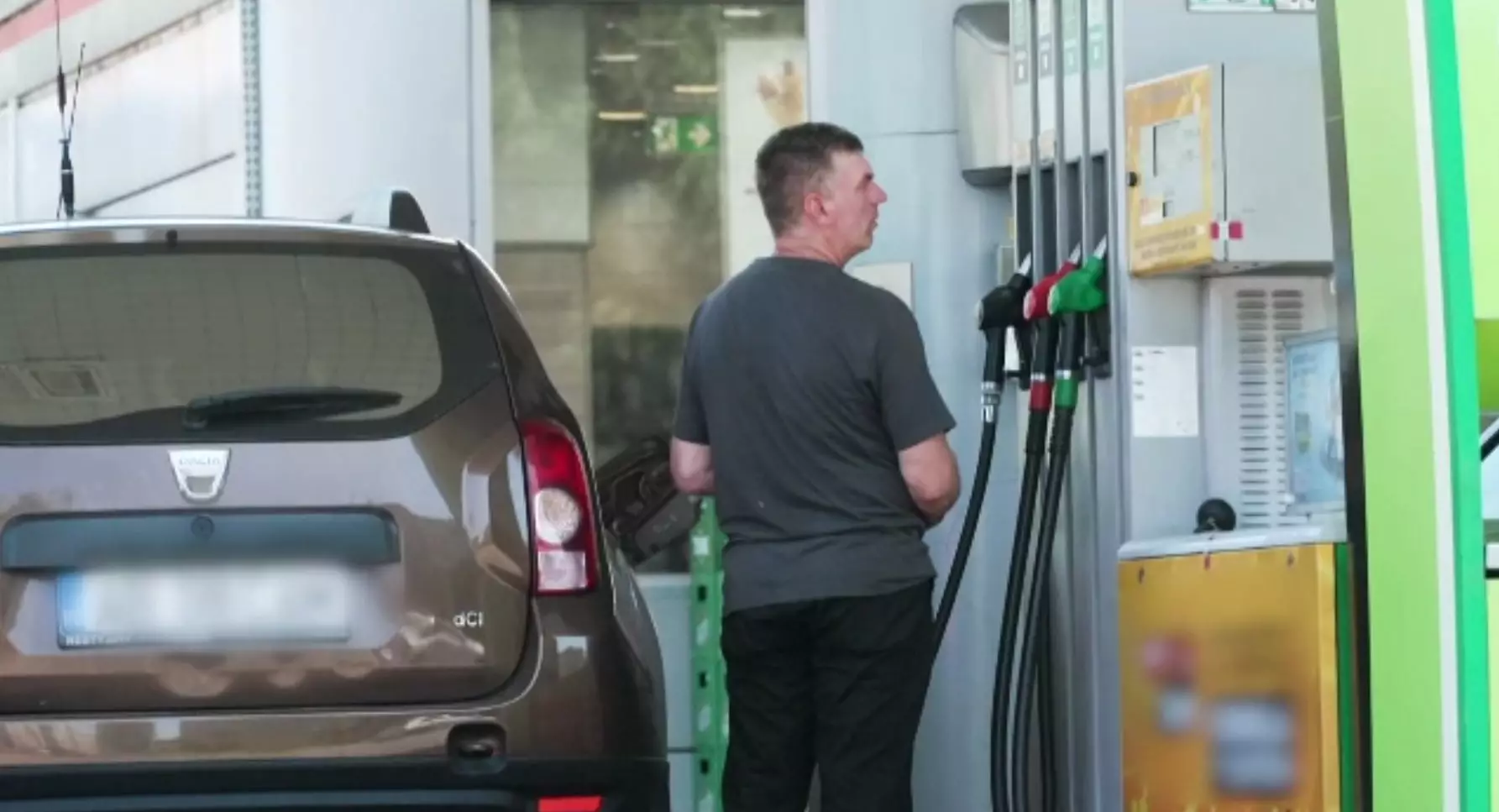 Motorina a coborât sub 10 lei în unele benzinării din România. Un plin de 50 de litri costă cu 34 de lei mai puțin